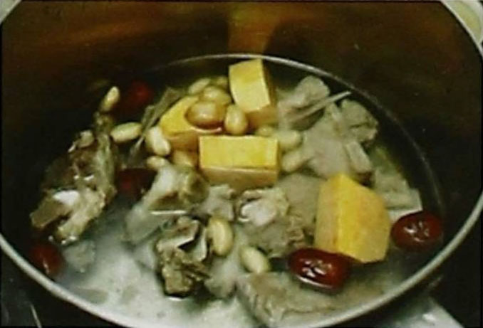 木瓜花生排骨汤的做法
