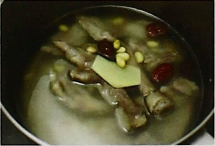黄豆排骨鸡脚汤的做法