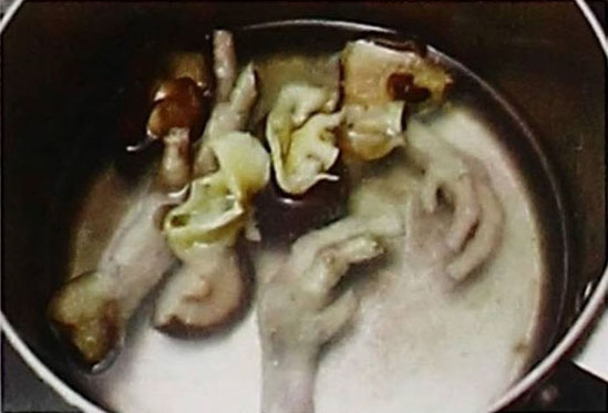 花胶冬菇鸡脚汤的做法