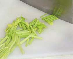 芹菜炒鱿鱼圈的做法
