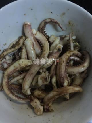 洋葱酱爆鱿鱼须的做法步骤：3