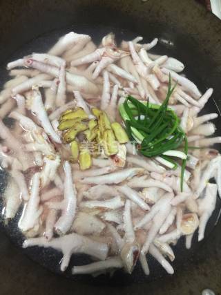 柠檬百香果鸡爪的做法步骤：2