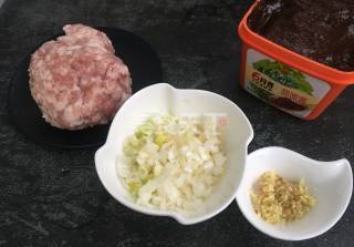 最简单炸酱面的做法步骤：1